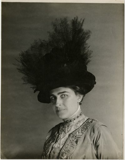 Nahaufnahme eines gefiederten Hutes, ca. 1905-18 von Jessie Tarbox Beals