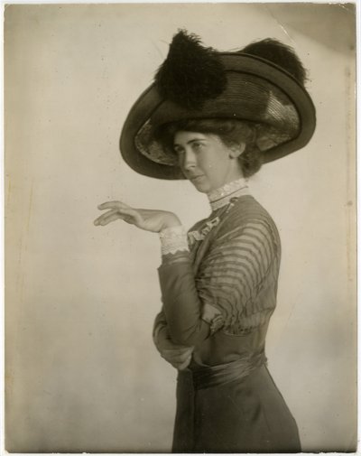 Profil eines gefiederten Hutes, ca. 1905-18 von Jessie Tarbox Beals