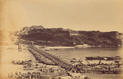 Die Brücke aus Booten und Festung, von Khairabad von John Burke