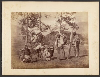 [Gruppe von Männern, die Körbe tragen] von John Thomson