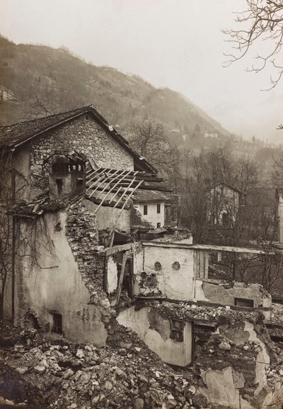 Album "Meine Weltkriegs-Erinnerungen Südwestfront (Kärnten, Italien, Südtirol) 31/03/1915-12/11/1918 - Josef Zohles Wien": Trümmer eines Hauses (s/w Foto) von Josef Zohles