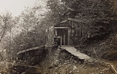 Album "Meine Weltkriegs-Erinnerungen Südwestfront (Kärnten, Italien, Südtirol) 31/03/1915-12/11/1918 - Josef Zohles Wien": Militärbaracke (s/w Foto) von Josef Zohles