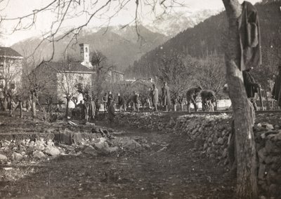 Album "Meine Weltkriegs-Erinnerungen Südwestfront (Kärnten, Italien, Südtirol) 31/03/1915-12/11/1918 - Josef Zohles Wien": Soldaten bei der Arbeit von Josef Zohles