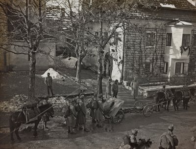 Album "Meine Weltkriegs-Erinnerungen Südwestfront (Kärnten, Italien, Südtirol) 31.03.1915-12.11.1918 - Josef Zohles Wien": Kanoniere in Tarvisio (s/w Foto) von Josef Zohles