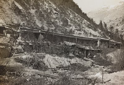 Album "Meine Weltkriegs-Erinnerungen Südwestfront (Kärnten, Italien, Südtirol) 31.03.1915-12.11.1918 - Josef Zohles Wien": Militärbaracken (s/w Foto) von Josef Zohles