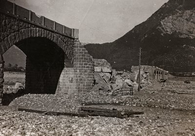 Album "Meine Weltkriegs-Erinnerungen Südwestfront (Kärnten, Italien, Südtirol) 31.03.1915-12.11.1918 - Josef Zohles Wien": Brücke in Tolmezzo (s/w Foto) von Josef Zohles