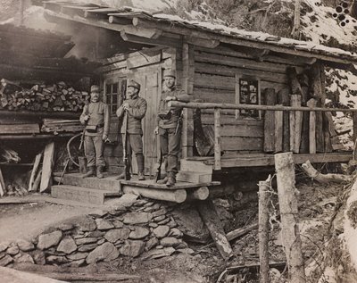 Album "Meine Weltkriegs-Erinnerungen Südwestfront (Kärnten, Italien, Südtirol) 31.03.1915-12.11.1918 - Josef Zohles Wien": Offiziersunterkünfte (s/w Foto) von Josef Zohles