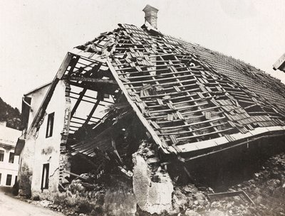 Album "Meine Weltkriegs-Erinnerungen Südwestfront (Kärnten, Italien, Südtirol) 31.03.1915-12.11.1918 - Josef Zohles Wien": Trümmer eines Hauses in Ugoviz (s/w Foto) von Josef Zohles