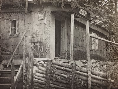 Album "Meine Weltkriegs-Erinnerungen Südwestfront (Kärnten, Italien, Südtirol) 31.03.1915-12.11.1918 - Josef Zohles Wien": Kommandogebäude (s/w Foto) von Josef Zohles