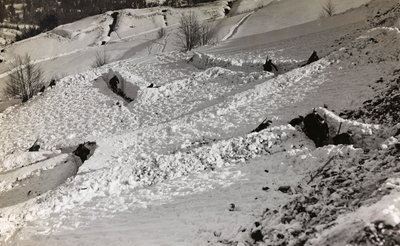 Album "Meine Weltkriegs-Erinnerungen Südwestfront (Kärnten, Italien, Südtirol) 31.03.1915-12.11.1918 - Josef Zohles Wien": Schützengräben im Schnee (s/w Foto) von Josef Zohles