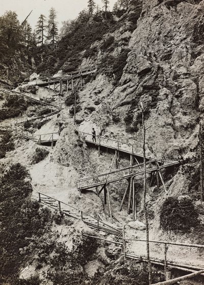 Album "Meine Weltkriegs-Erinnerungen Südwestfront (Kärnten, Italien, Südtirol) 31/03/1915-12/11/1918 - Josef Zohles Wien": Holzstege zu den Bergen von Josef Zohles