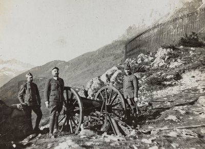 Album "Meine weltkriegs - Erinnerungen Südwestfront (Kärnten, Italien, Südtirol) 31/03/1915-12/11/1918 - Josef Zohles Wien": Soldaten mit Kanone von Josef Zohles