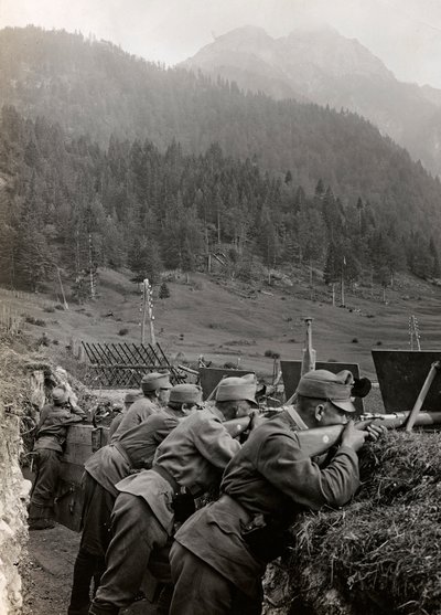 Album "Meine weltkriegs - Erinnerungen Südwestfront (Kärnten, Italien, Südtirol) 31/03/1915-12/11/1918 - Josef Zohles Wien": Soldaten in den Schützengräben von Josef Zohles