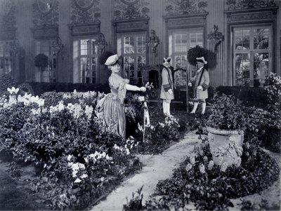 Rejane (Gabrielle Charlotte Reyu) (1856-1920), französische Komödiantin, die in einem Stuhl ankommt, um ein Ballkostüm in New York im Jahr 1905 zu tragen von Joseph Byron