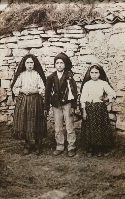 Heiligtum von Fatima. Lucia dos Santos und ihre Cousins Francisco und Jacinta Marto. Unsere Liebe Frau von Fatima. Portugal. von Joshua Benoliel