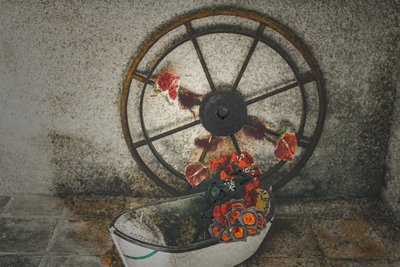 Blumen für die Seefahrer, aus der Serie Chapelle du Canal, 2016 von Joy Lions