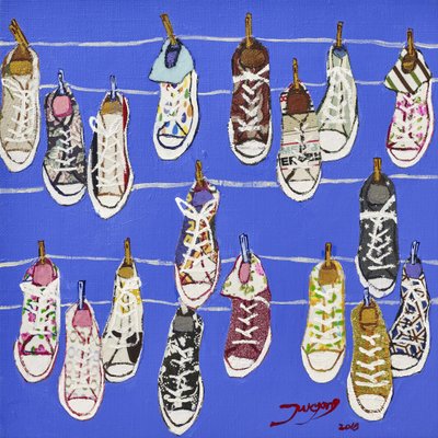 Bunte hängende Turnschuhe von Jukyong Park