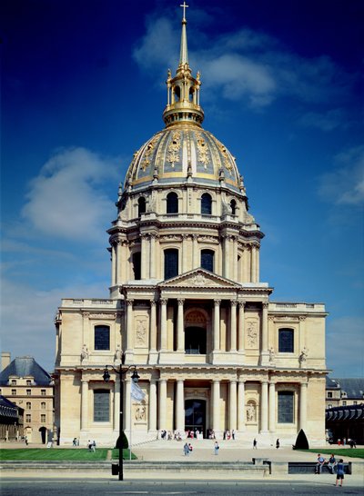 Außenansicht der Kirche, begonnen 1676 von Jules Hardouin Mansart