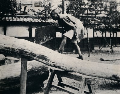 Sägen und Hobeln werden mit einer ziehenden statt einer treibenden Bewegung ausgeführt, um 1900, 1921 von Julian Leonard Street