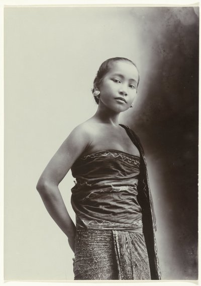 Studio-Porträt einer jungen javanischen Frau in einem Sarong mit Batikmuster von Kassian Cephas