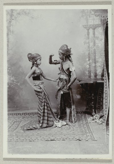 Studio-Porträt von zwei javanischen Tänzern in traditioneller Kleidung und Make-up von Kassian Cephas