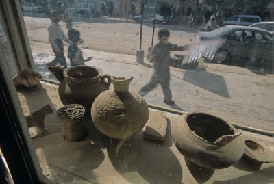 Afghanistan; Herat; Antiquitäten zum Verkauf; Schaufenster; Straßenszene, mm7167, Mendi, 2004 (Foto) von Kenneth Garrett