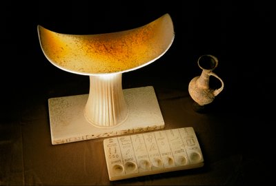 Alabaster-Kopfstütze von Tetiankhkem und Opfertafel der sieben heiligen Öle, Altes Reich von Kenneth Garrett