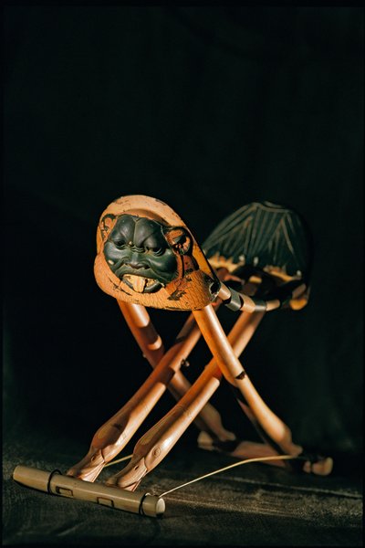 Klappbares Elfenbeinkopfstütze von König Tutanchamun, Neues Reich, 2002 von Kenneth Garrett