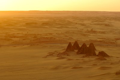 Gebel Barkal, Tempelkomplex, Pharao Taharka, Mut-Tempel, B300, Kareima-Stadt, Nilri... von Kenneth Garrett