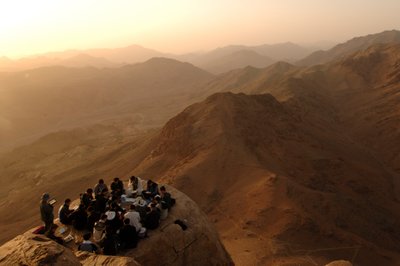 Pilger versammeln sich auf dem Berg Sinai, wo Gott zu Moses sprach, gemäß der Bibel, Evangelium von Judas, 2006 (Foto) von Kenneth Garrett