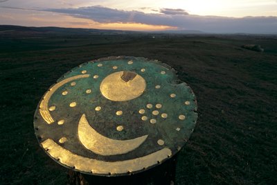 Himmelscheibe, ausgerichtet zur Verfolgung der Sommer- und Wintersonnenwenden mit fernen Landmarken von Kenneth Garrett
