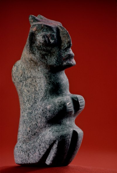 Sitzende geschnitzte Steinfigur mit Farbresten, Tenochtitlan, Templo Mayor, Azteken, 2010 von Kenneth Garrett
