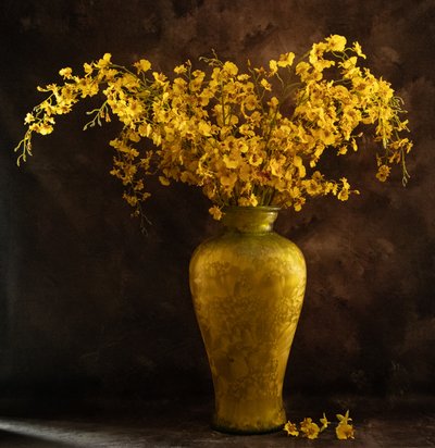Goldene Blumen in Vase von LM Meng