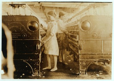 Elsie und Sadie arbeiten in den Yazoo City Yarn Mills, Mississippi, sie sagten, sie seien 13 Jahre alt, 1911 von Lewis Wickes Hine