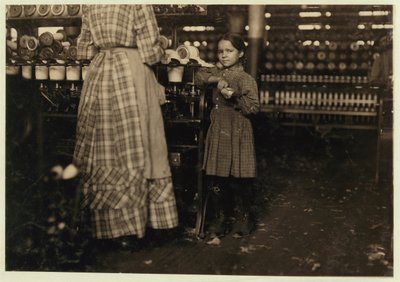 Fannie, 48 Zoll groß, 7 Jahre alt, eines von 19 Kindern, die ihrer Schwester in Elk Mills, Fayetteville, Tennessee, 1910 helfen von Lewis Wickes Hine
