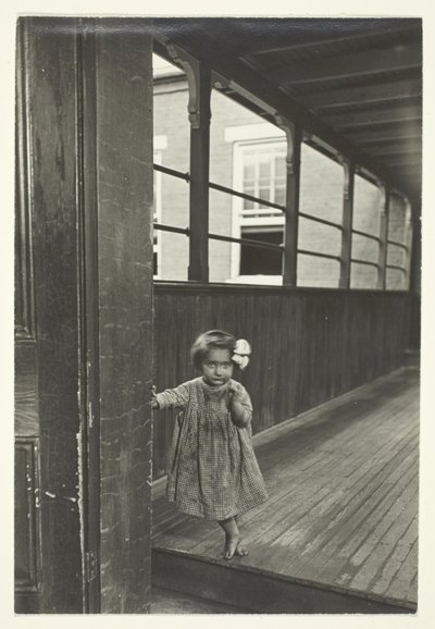 Kleines Mädchen am Eingang zu einer Galerie stehend von Lewis Wickes Hine