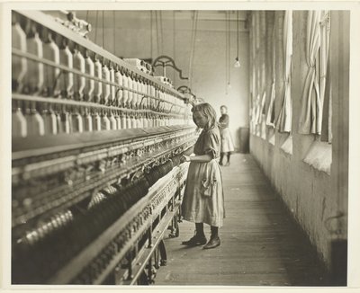 Sadie Pfeifer, eine Baumwollspinnerin, Lancaster, South Carolina von Lewis Wickes Hine