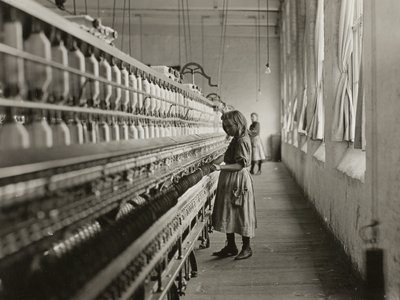 Sadie Pfeifer, eine Baumwollspinnerin, Lancaster, South Carolina von Lewis Wickes Hine
