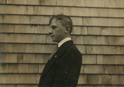 Siedlungsjunge, Feger und Reiniger in seiner Sonntagskleidung, Fall River, Massachusetts von Lewis Wickes Hine