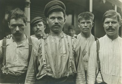 Stahlarbeiter im russischen Boarding House, Homestead, Pennsylvania, 1907-8 von Lewis Wickes Hine