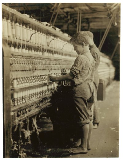 Junge Doffer ersetzen volle Spulen in North Pownal, Vermont, 1910 von Lewis Wickes Hine