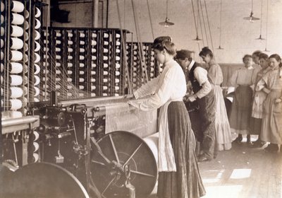 Junge Frauen arbeiten an einer Spinnmaschine in einer Baumwollfabrik, South Carolina, 1908 von Lewis Wickes Hine
