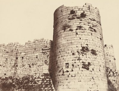 Kalaat-El-Hosn, Zweite Umfriedung, Außen, Eckturm, Südwesten, 1859 (Foto) von Louis de Clercq