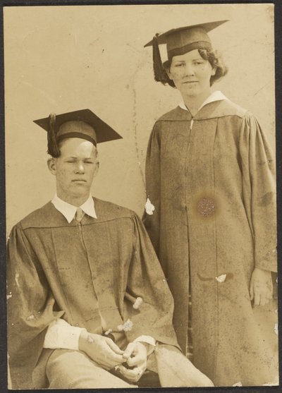 Junge und Mädchen in Talar und Barett von Louis Fleckenstein