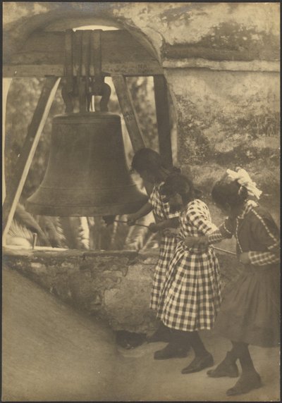 Kinder, die eine Glocke läuten von Louis Fleckenstein
