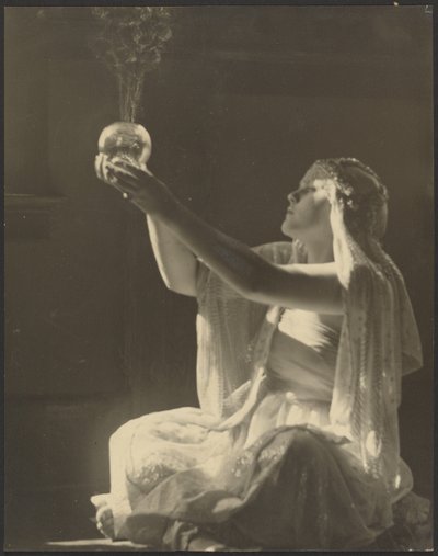 [Kostümierte Frau mit einem Glas-Räuchergefäß] von Louis Fleckenstein
