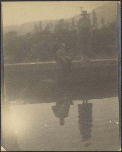 [Figuren im Wasser gespiegelt] von Louis Fleckenstein