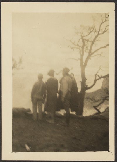 [Figuren im Schatten mit Baum] von Louis Fleckenstein