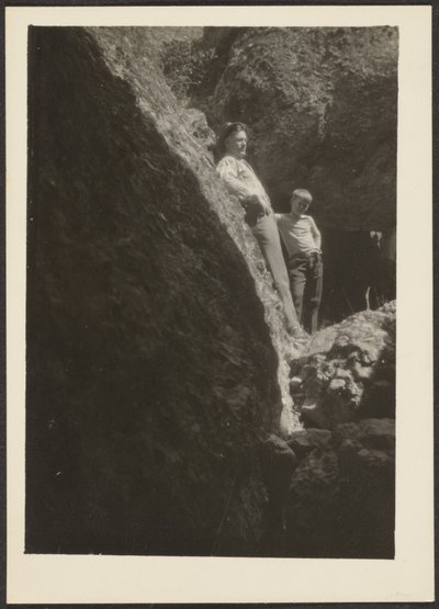 [Figuren im Sonnenlicht auf Felsen] von Louis Fleckenstein
