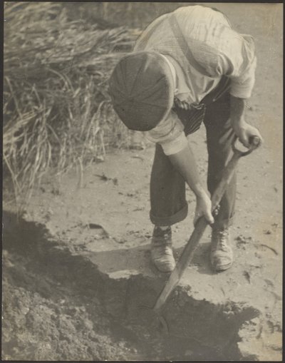 [Mann, der im Schlamm gräbt] von Louis Fleckenstein